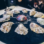 Leuchtende Austern als Halsschmuck von Ilumio Jewels